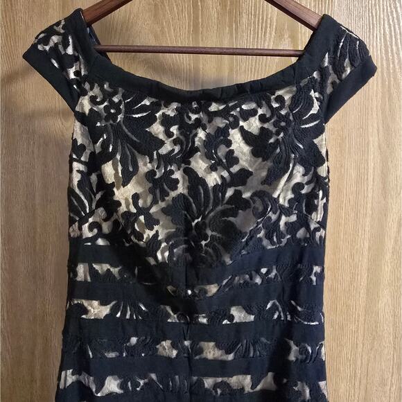 Tadashi Shoji Lace Mermaid Evening Formal Gown - Picture 4 of 12